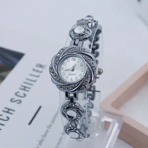 Elegante Strass Blumen Quarzdamenuhr, silberne Armbanduhr mit einzigartigen Design-Details.