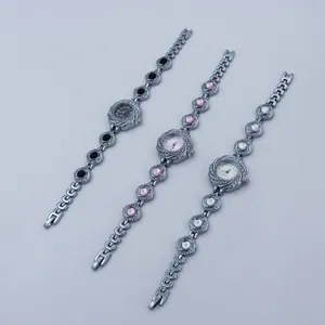 Elegante Damen Quarz Armbanduhr mit Strasssteinen und bunten Steinen für Mode und Alltag.