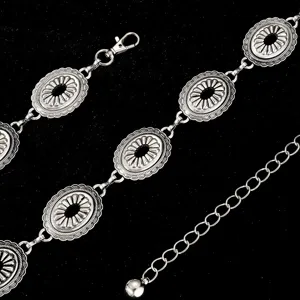 Chaîne de taille vintage en métal argenté avec conchos sculptés, ceinture chic.