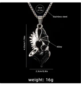Collier pendentif cœur en acier inoxydable style gothique sombre avec dimensions.