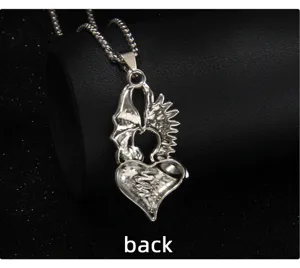 Détail de collier pendentif cœur ailes de chauve-souris gothique, accessoire argenté