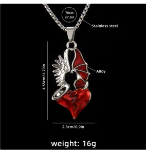 Collier pendentif cœur gothique en acier inoxydable avec détails et chaîne longue de 70cm.