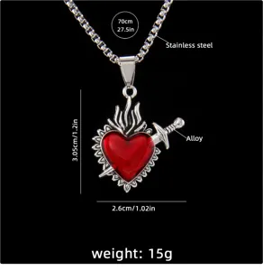 Vue détaillée du collier pendentif cœur poignard gothique, chaîne en acier inox.