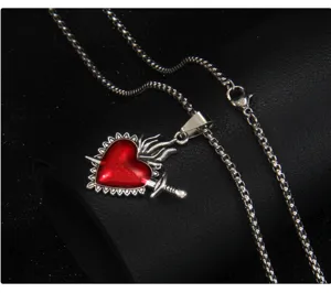 Collier en acier inoxydable cœur rouge sombre poignard gothique vue de détail pendentif.