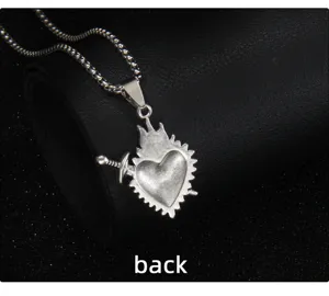 Pendentif cœur sacré gothique poignard vue détaillée, collier en acier inoxydable dos.