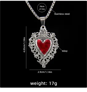 Vue de détail du collier cœur rouge gothique avec chaîne en acier inoxydable et pendentif.