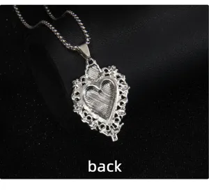 Collier pendentif cœur rétro gothique vue détaillée, accessoire en acier inoxydable sculpté.