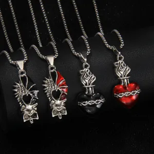 Collier gothique en acier inoxydable avec ailes de chauve-souris crâne et pendentifs cœur.