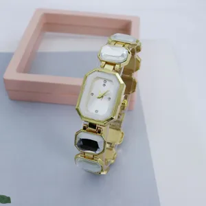 Elegante dames kwartshorloge met strass stenen en gouden armband detailweergave.