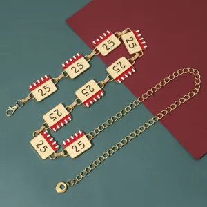 Primer plano detallado de la cadena de cintura con dijes de calendario rojo y dorado.