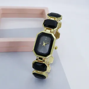 Damesmode quartz horloge met gouden kast, zwart edelsteenarmband en elegante wijzerplaatdetails.