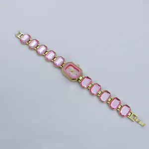 Gouden dameshorloge met roze gefacetteerde kristallen armband schakels en vierkante wijzerplaat.