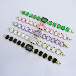Gedetailleerd overzicht van het kleuren edelsteen ketting horloge met een vierkante wijzerplaat.