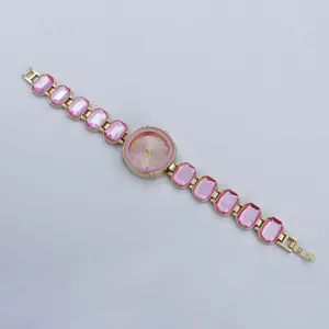 Minimalistisch dames quartz horloge met roze kristallen schakelarmband en ronde wijzerplaat.