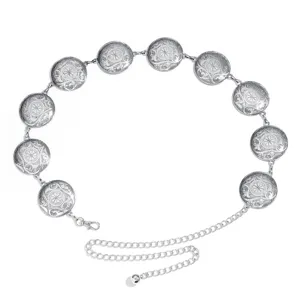Detailopname van zilveren vintage metalen tailleketting met prachtig gegraveerde medaillons.