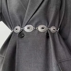 Chaine de taille concho en metal style western vintage, maillons floraux argentes mode.