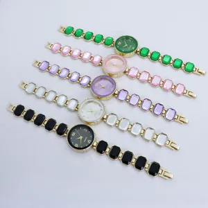 Modieus quartz horloge in snoepkleuren met vierkante edelsteen armband voor elegante vrouwen.