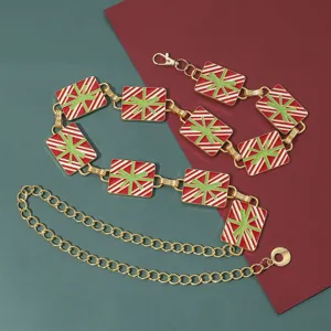 Cinturón de cadena de metal con diseño de caja de regalo navideña y lazos verdes.