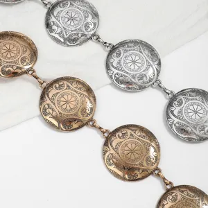 Gedetailleerd overzicht van retro metalen tailleketting met gegraveerde ronde medaillons.