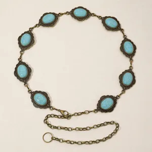 Détail de la ceinture chaîne en métal turquoise vintage avec maillons floraux et anneau.