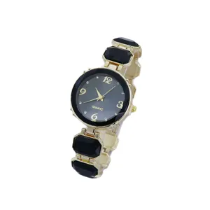 Dames quartz horloge met zwarte wijzerplaat goudkleurige armband en vierkante stenen.