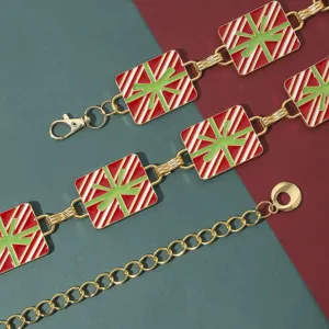 Vista detallada de primer plano de la cadena de cintura metalica caja de regalo navideña.
