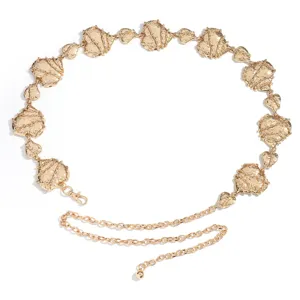 Primer plano detallado de una elegante cadena de cintura dorada con corazones y diseño retro.
