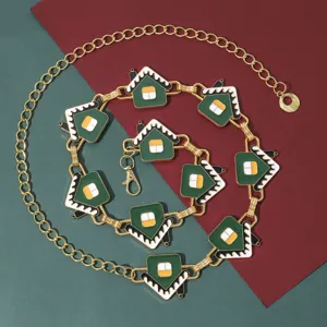Cadena de cintura de metal dorado con encantadores dijes de casita verde para damas.