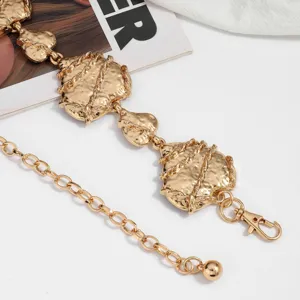 Cadena de cintura de metal dorado con dijes de corazón texturizados, accesorio de cinturón elegante.