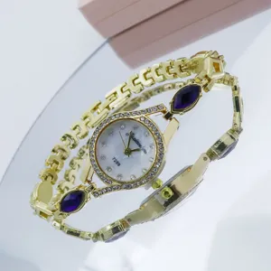 Montre quartz femme dorée avec strass et pierres violettes. Gros plan bracelet bijou fantaisie.