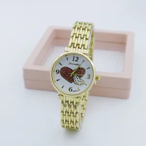 Elegante Damen Gold Quarzarmbanduhr mit Strass Herz Zifferblatt und stilvollem Metallkettenarmband.