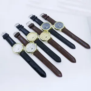 Dettaglio di orologi al quarzo vintage con cinturini in pelle e quadranti rotondi classici eleganti.