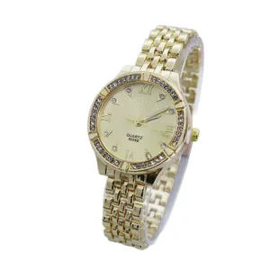 Orologio quarzo donna tono oro con ghiera strass e quadrante lavorato accessorio.
