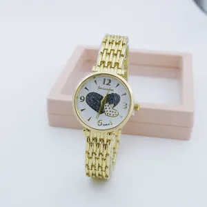 Damen Quarzuhr mit Metallarmband und Herz Zifferblatt Detail. Elegante goldene Modeuhr.