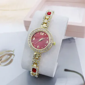 Κομψό γυναικείο ρολόι quartz με κόκκινο καντράν και λαμπερά στρασ χρυσό βραχιόλι