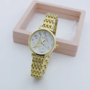 Elegante goldene Damen Quartz Uhr mit Eiffelturm Zifferblatt und Metall Armband Detailansicht.