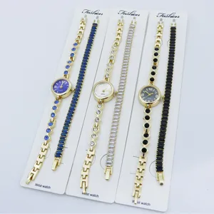 Dames quartz mode horloge en armband set met strass steentjes op displaykaarten.