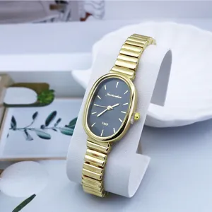 Vista detallada del elegante reloj de pulsera de cuarzo para mujer con correa dorada.
