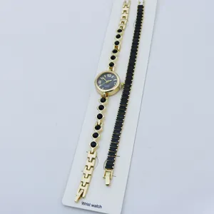Elegante goudkleurige quartz horloge en zwart kristalen armband set voor dames.