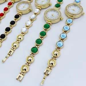 Elegante dames quartz horloge met kleurrijke stenen armband, gouden modehorloge.