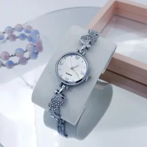 Zilveren quartz horloge voor dames met sprankelende strass vlinderbedels en een elegante wijzerplaat.