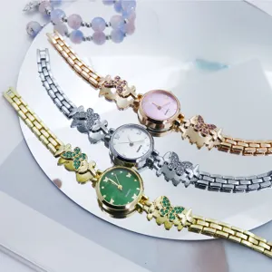 Stijlvolle dames armbandhorloge met prachtige vlinder strass decoratie en metalen band.