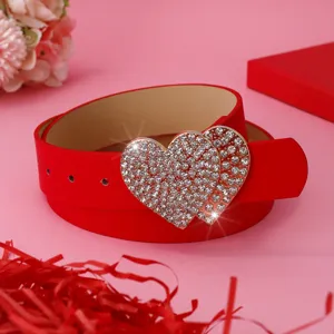 Ceinture femme en cuir PU rouge avec boucle double cœur strass brillante pour Saint Valentin.