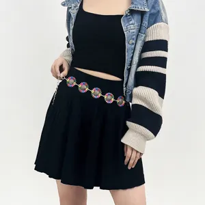 Primer plano detallado de una cadena de cintura de margaritas bohemias con falda.