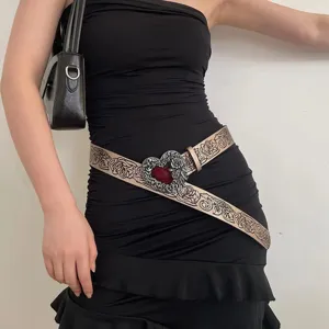 Retro in reliëf gemaakte hartriem met metalen gesp, PU lederen taille accessoire.
