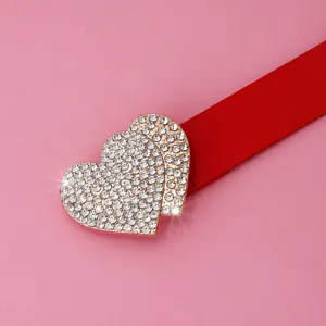 Gros plan détaillé de la boucle double cœur étincelante en strass sur ceinture en PU.