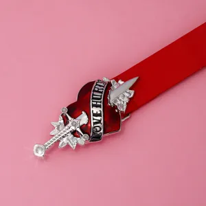 Rode punk stijl dames tailleceurtje met hart dolk metaal gesp en love hurts tekst