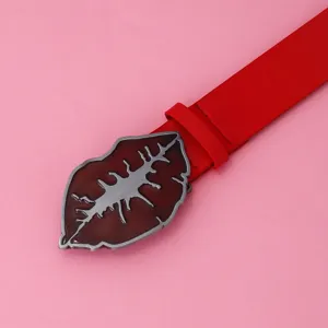 Gedetailleerde close-up van de rode lederen riem in punkstijl met een unieke metalen gesp.