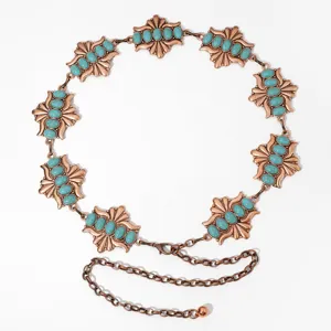 Gros plan detail de la chaine de taille en metal avec pierre turquoise accessoire.