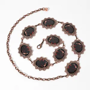 Vintage koperkleurige metalen tailleketting met stijlvolle ovale paard medaillonhangers.